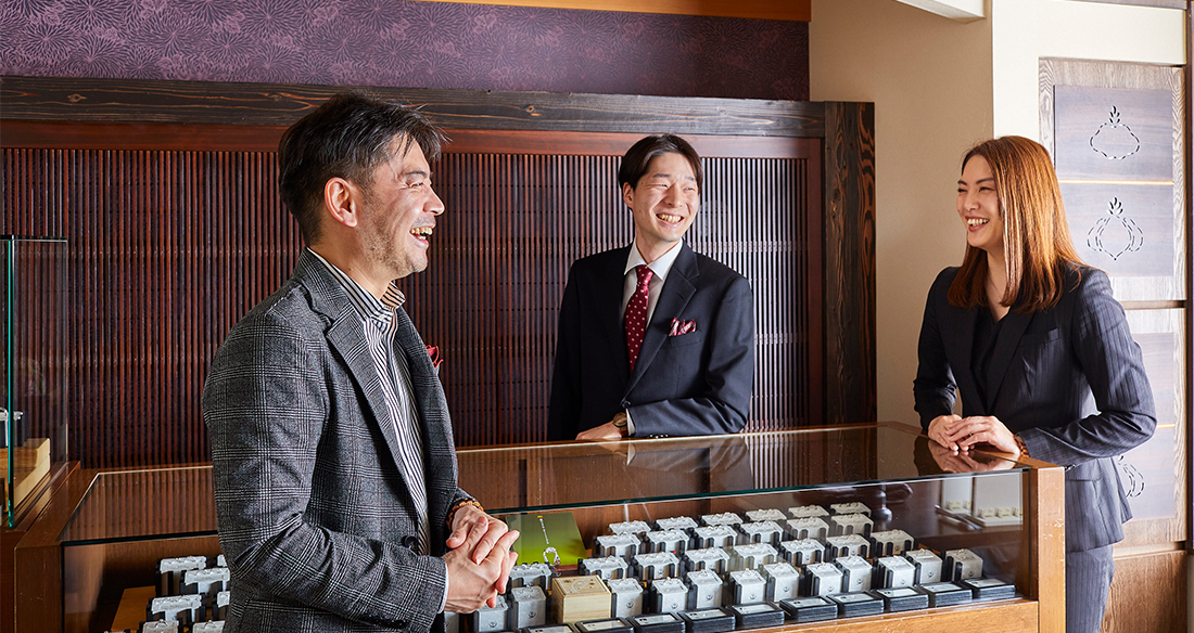 interview-main 京都 萬時の談笑風景