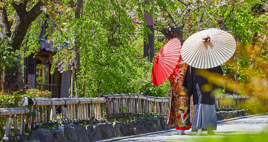 京の小径を歩く二人